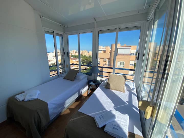 Chambre double (deuxième étage) avec vue sur la mer et climatisation