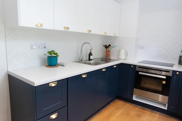 A Beautiful & Stylish 1 Bedroom Apartment. - Victoria Station - London