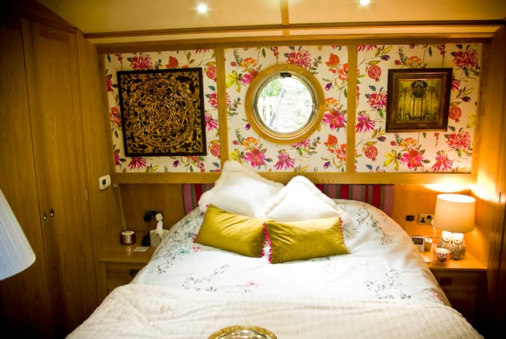 We willen dat je een goede nachtrust hebt, dus het is een kingsize bed met een medium/ stevig traagschuimmatras , mooi dekbed van hoge kwaliteit en katoenen lakens , het is niet eens nodig om de lampen uit te schakelen, vraag gewoon " echo schakel slaapkamerlampen uit"  