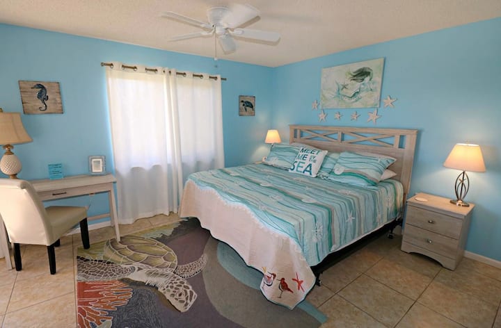 Glavna spavaća soba s bračnim krevetom (širine 180 - 200 cm) 