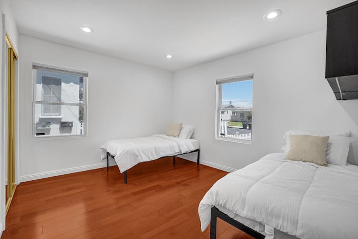 Spálňa 3 s 2 samostatnými posteľami.  Dá sa zatlačiť blízko k sebe.