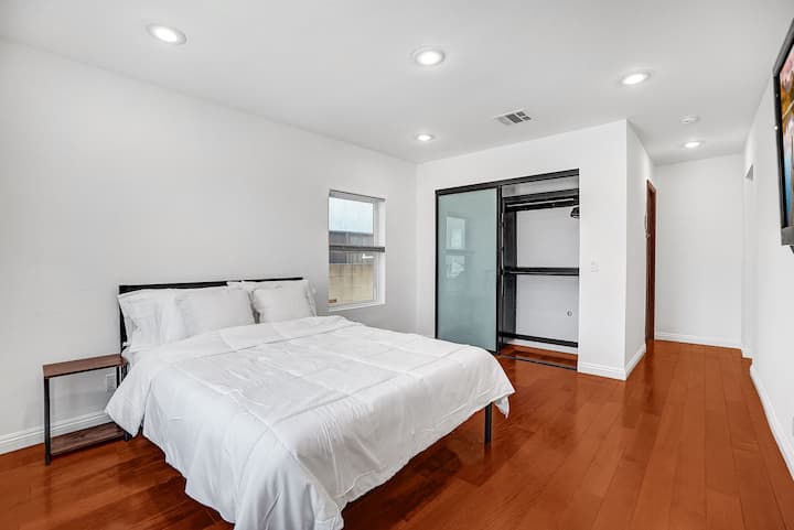 Spálňa 1 s manželskou posteľou veľkosti Queen