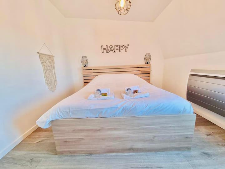 Това е първата спалня в дома. Можете да се насладите на удобно двойно легло и малък скрин, на който да се облечете.