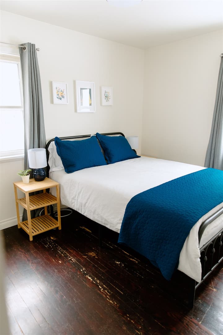 Dhoma e dytë ka gjithashtu një krevat dopio "queen" me një mbulesë me shkumë kujtese dhe perde që bllokojnë dritën. 