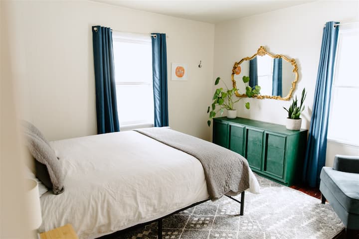 Këto krevate dopio "queen" të rinj me mbulesa shkumë janë ideale. Kjo dhomë është e pajisur edhe me perde që bllokojnë dritën.