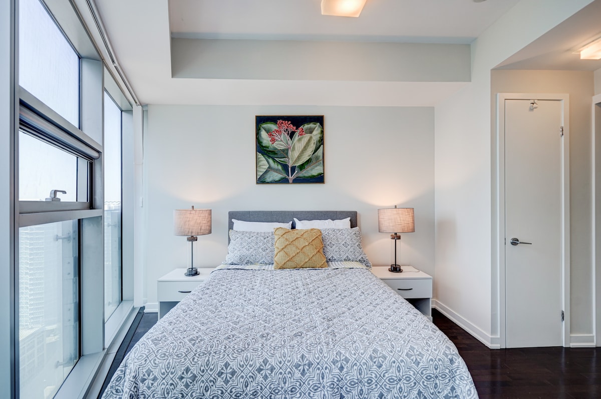 Cama de matrimonio en el dormitorio principal