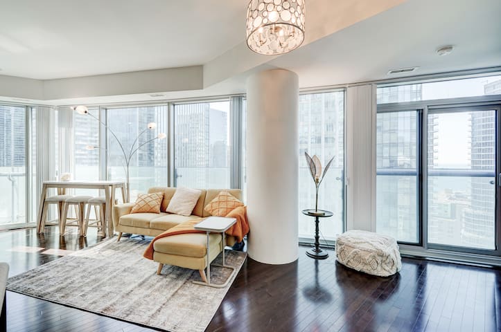 Lakeview Serviced Condo: 2bed 2bath 1 free parking