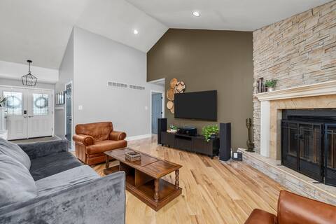 Cheerful 4-bedroom home with fireplace