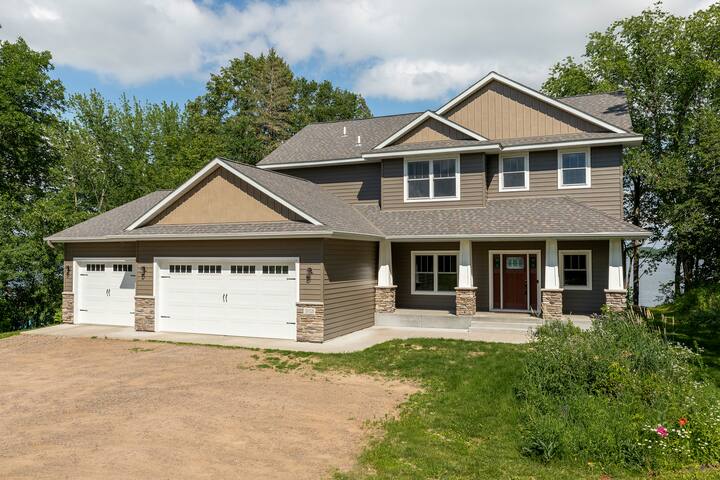 Newer Lakeside Home on 100ft of Shoreline gallery image 2