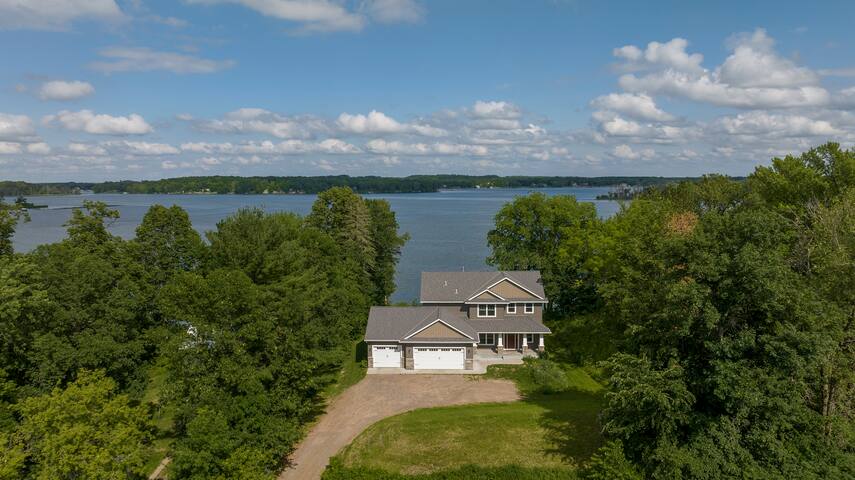 Newer Lakeside Home on 100ft of Shoreline gallery image 3