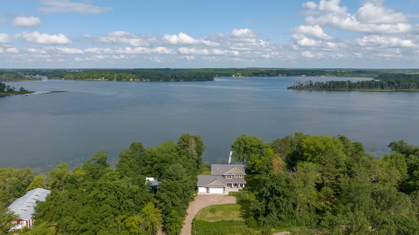 Newer Lakeside Home on 100ft of Shoreline