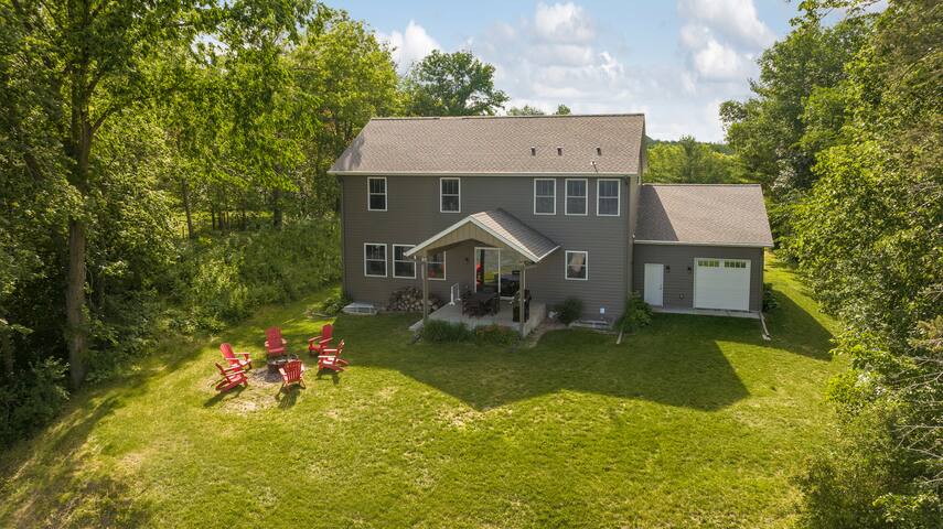 Newer Lakeside Home on 100ft of Shoreline gallery image 5