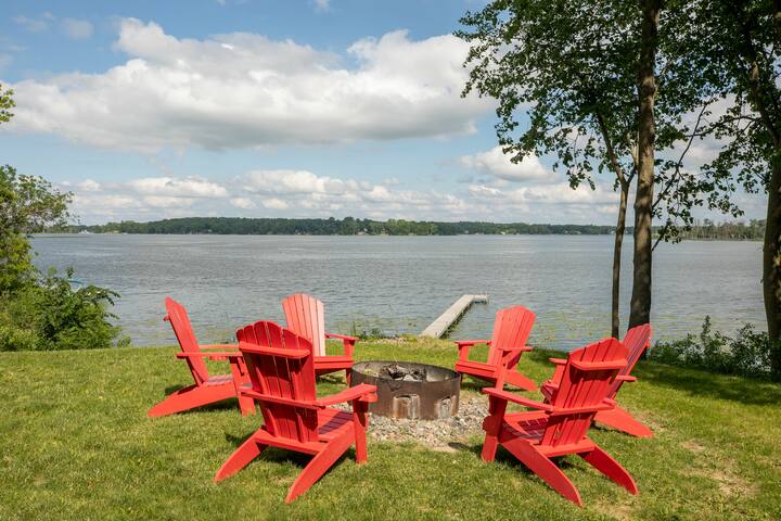 Newer Lakeside Home on 100ft of Shoreline gallery image 4