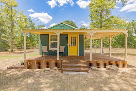 Peaceful cabin w/King Bed, kitchen, No extra fees!