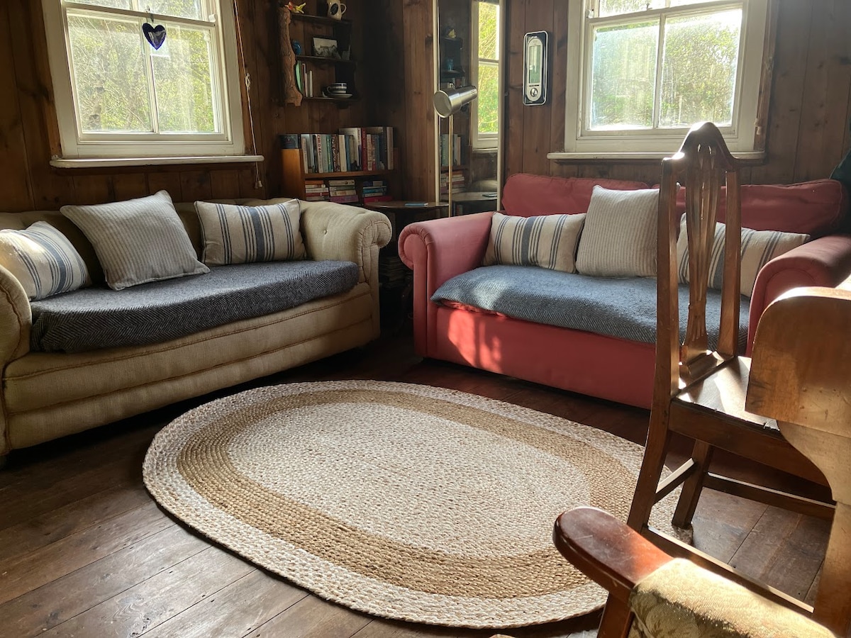 Top Airbnb: Unique woodland cottage by the sea in Torridge