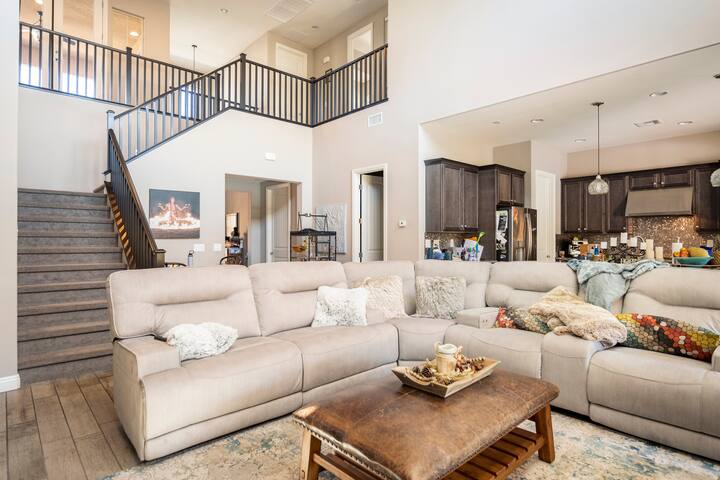 Resort home w/pool, 5 beds 3 bath, sleeps 8 gallery image 2