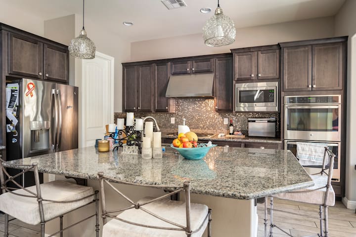 Resort home w/pool, 5 beds 3 bath, sleeps 8