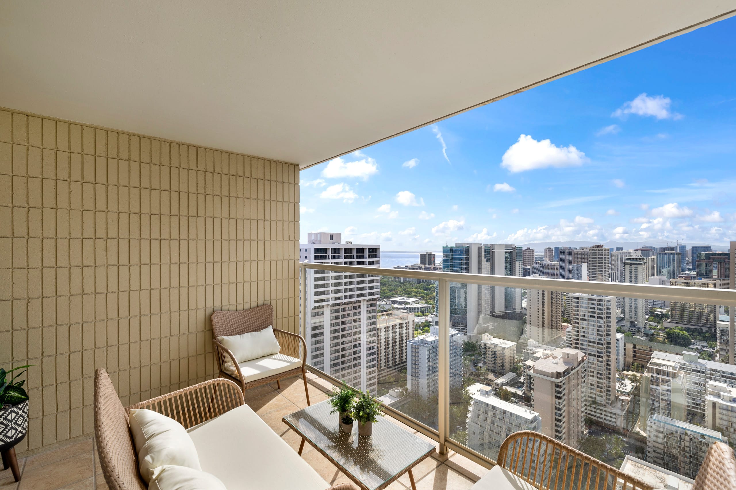 44th* floor Penthouse Suite, near Waikiki Beach! - Image 14