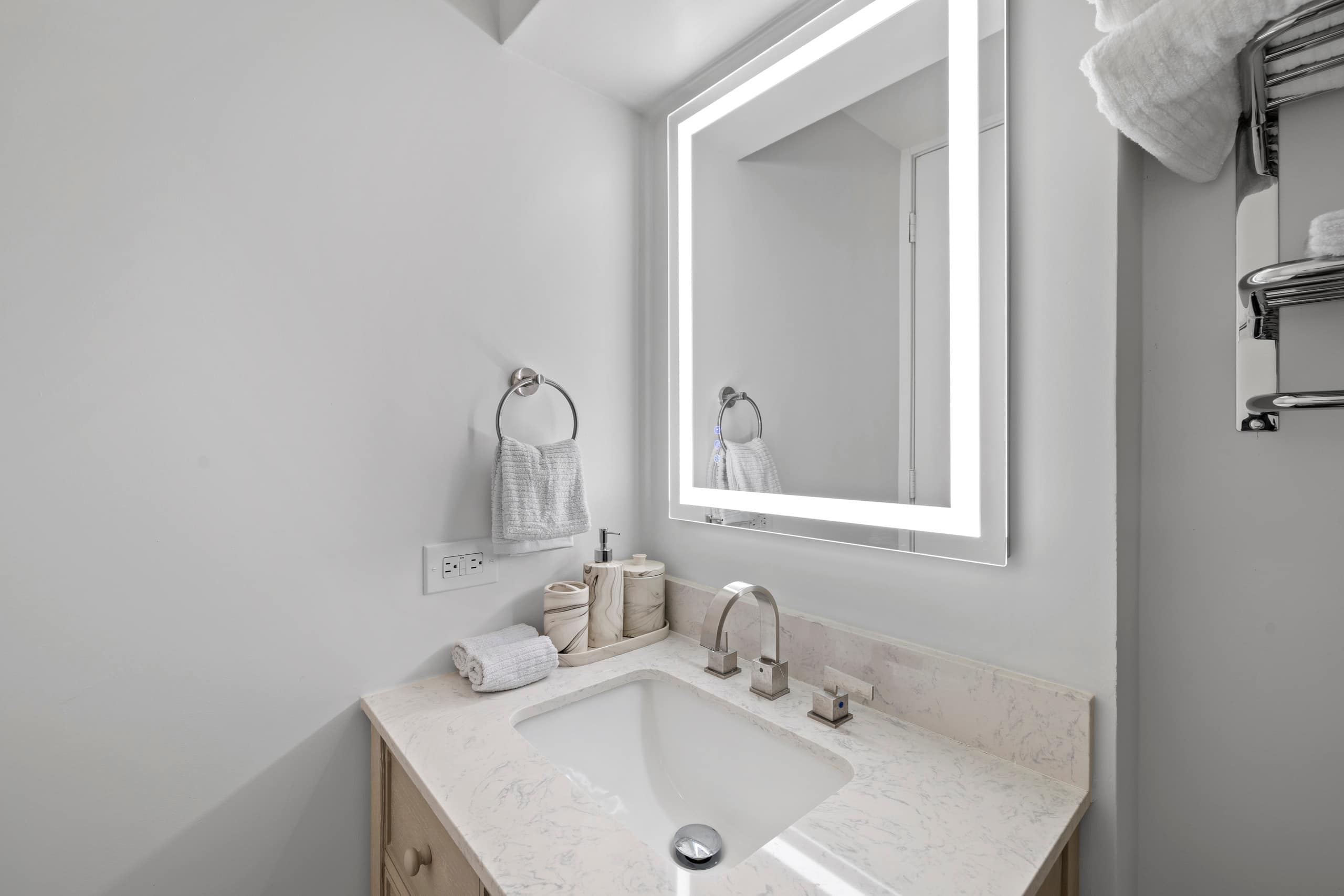 44th* floor Penthouse Suite, near Waikiki Beach! - Image 11