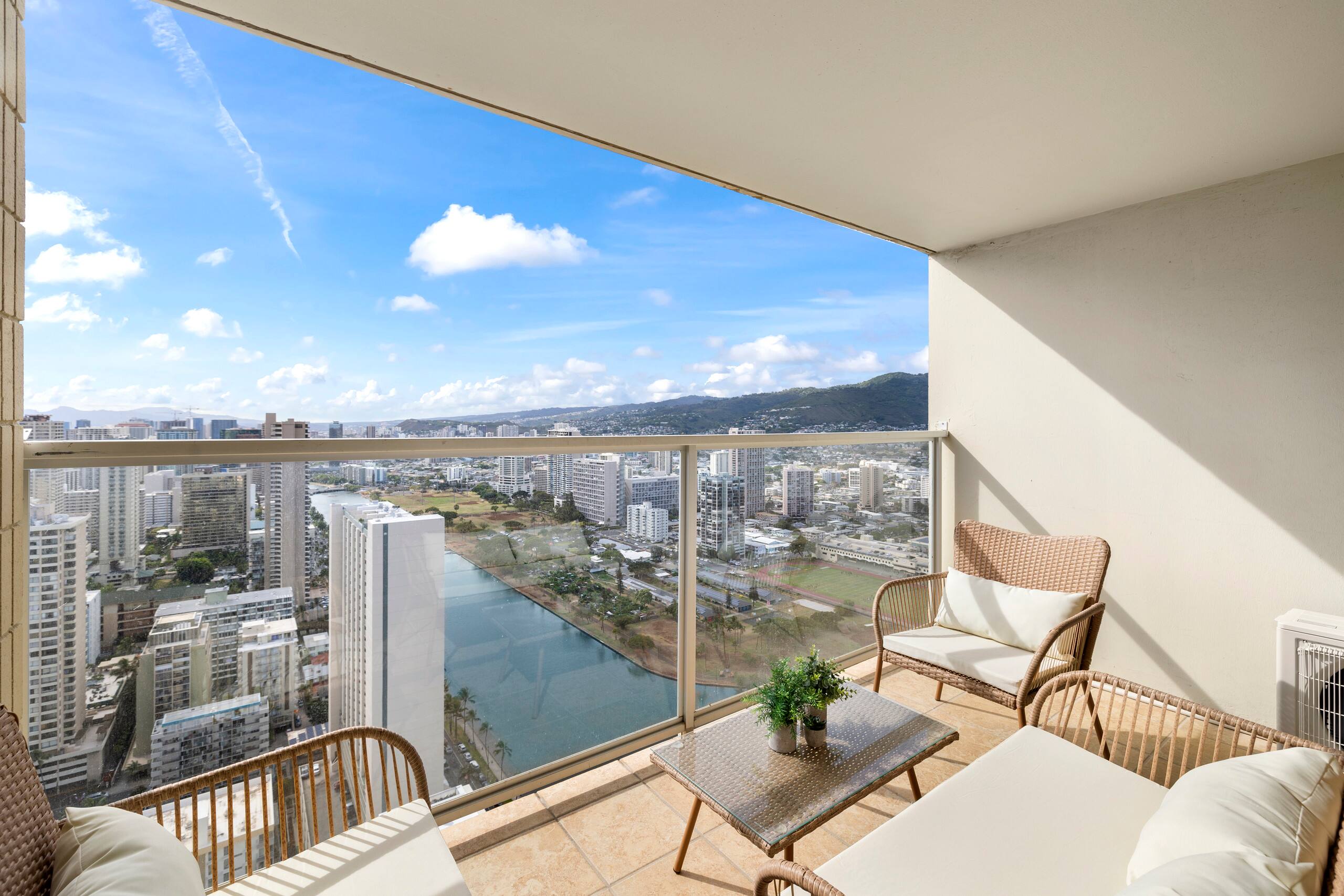 44th* floor Penthouse Suite, near Waikiki Beach! - Image 13