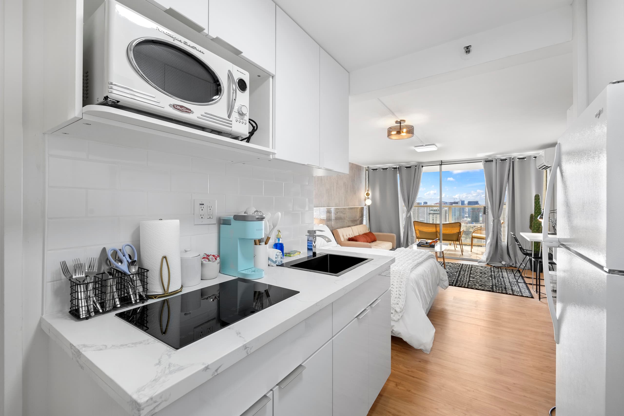 44th* floor Penthouse Suite, near Waikiki Beach! - Image 4