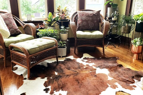 The Juniper-Unique 1920s home-3 blocks to Uptown!