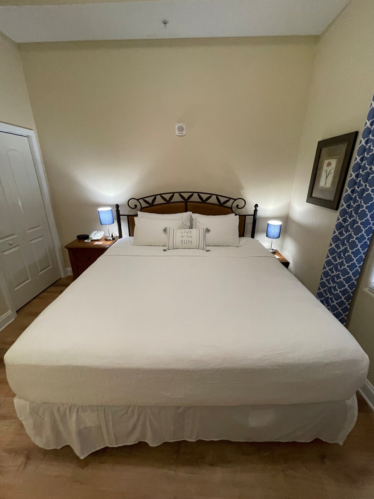 โคมไฟสัมผัสห้องนอนใหญ่
พร้อมยูเอสบีและปลั๊กไฟ