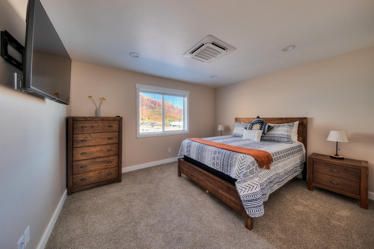 غرفة النوم رقم3: سرير بمقاس كبير بالإضافة إلى تلفزيون