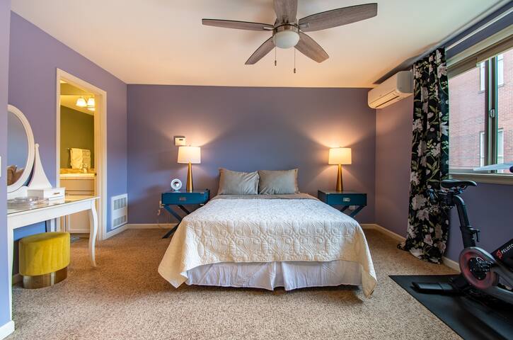 3 Bedroom Townhouse Downtown w/Private Backyard gallery image 3