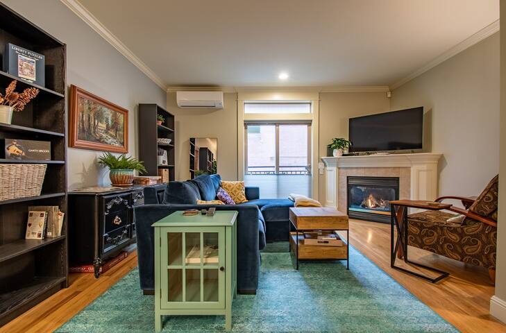 3 Bedroom Townhouse Downtown w/Private Backyard gallery image 4