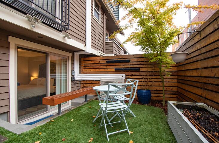 3 Bedroom Townhouse Downtown w/Private Backyard