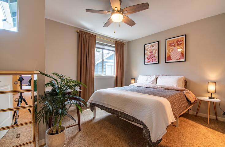 3 Bedroom Townhouse Downtown w/Private Backyard gallery image 2