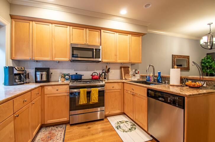 3 Bedroom Townhouse Downtown w/Private Backyard gallery image 5