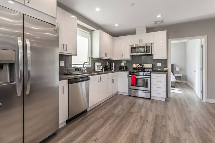 Spacious 4 Bedroom Penthouse Walk 99 Hollywood gallery image 4