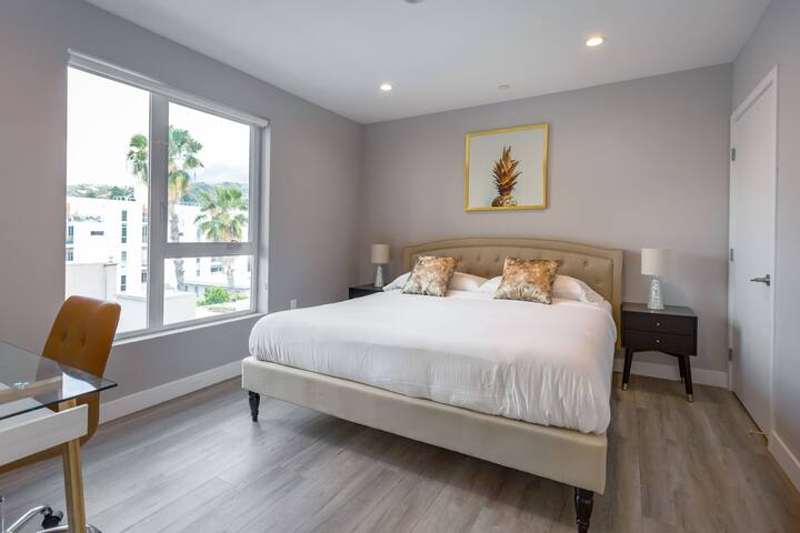 Spacious 4 Bedroom Penthouse Walk 99 Hollywood gallery image 3