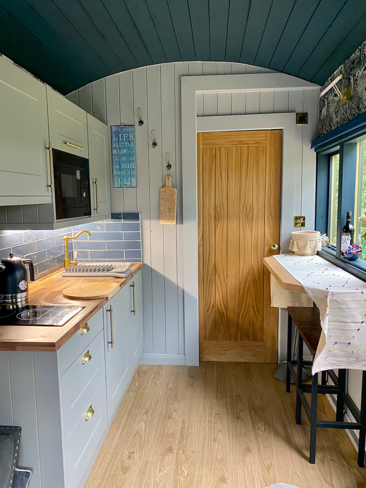 Top Airbnb: Cosy Dog-Friendly Shepherd Hut · Firepit & Views in Saddleworth