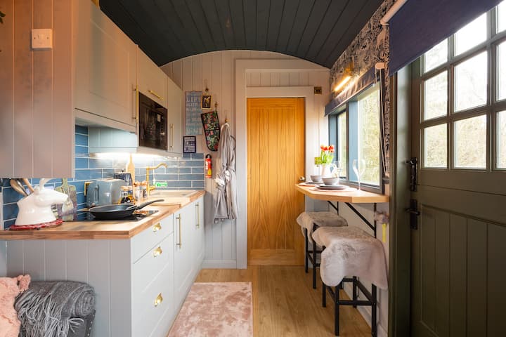 Cosy Dog-friendly Shepherd Hut · Firepit & Views - Lancashire