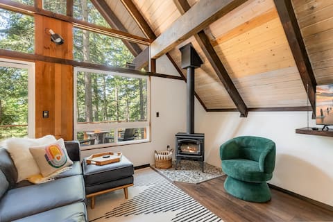 Modern Cabin w/ hot tub, big deck & fast Wi-Fi