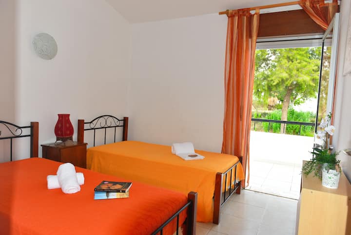 chambre avec deux lits simples
Accès balcon 2