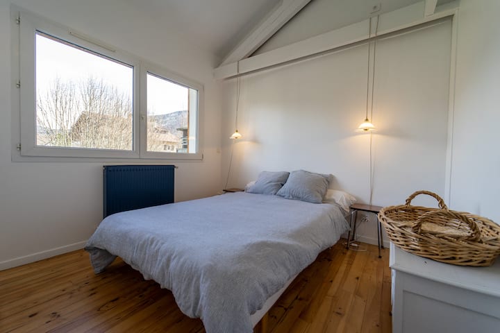 Dormitorio 1, cama matrimonial y almacenamiento.