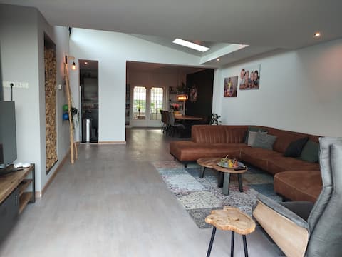 Rural & child-friendly 2-under-1 cap house