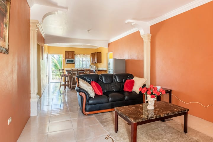 Kjo pamje ballore e dhomës së ndenjjes së apartamentit me dy dhoma gjumi, tregon hapësirën e disponueshme nga hyrja e përparme e apartamentit deri te ambientet e ngrënies dhe kuzhinës.
