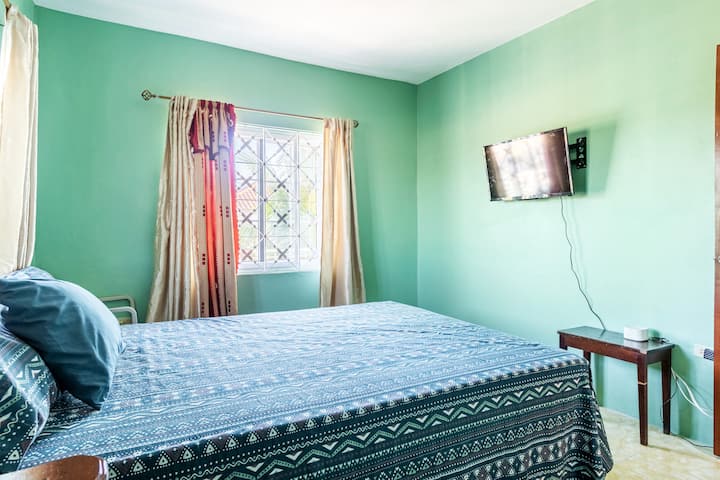 Dhoma e dytë e gjumit e apartamentit me 2 dhoma gjumi përbëhet nga një krevat dopio "queen", një kuti me sirtarë , dollap për ecje,  ajër të kondicionuar, WIFI dhe televizor gati për internet. Banja është pranë dhomës së gjumit në kalim për të lejuar prerjen.