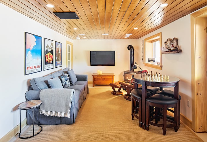 Sebule ina meza ya michezo ya kula, toa kochi kwa ajili ya mtu wa tatu au watoto pamoja na televisheni mahiri iliyo na sauti ya mzingo. Televisheni mahiri ina usajili kama vile Prime, Netflix na Crave kwa kutaja machache. Pia una Bell Satelaiti.