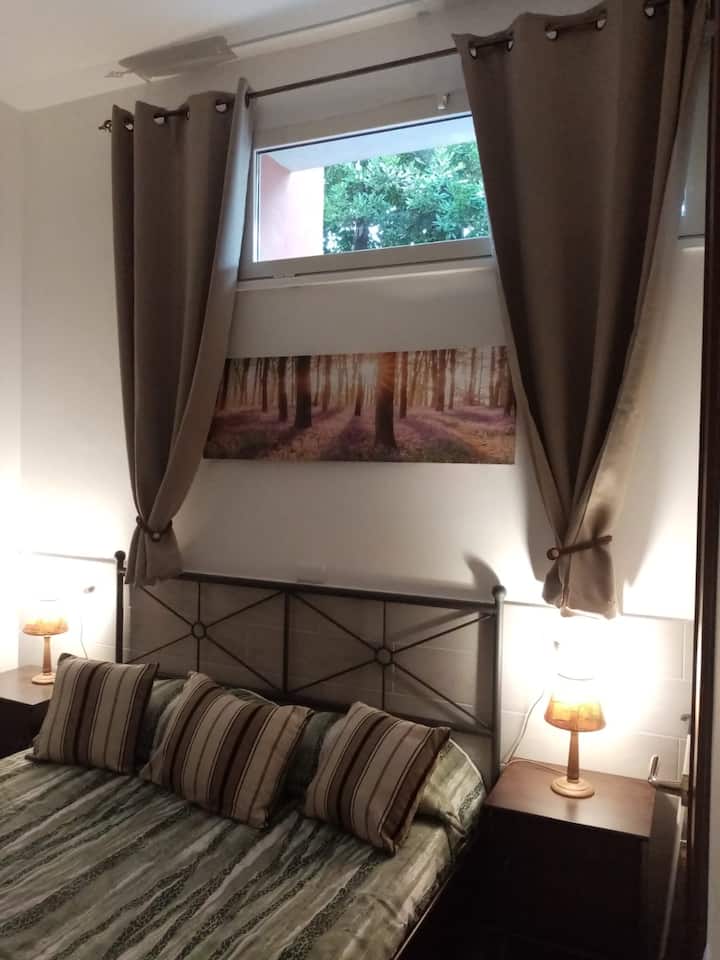 第二间客房配备双人床。 