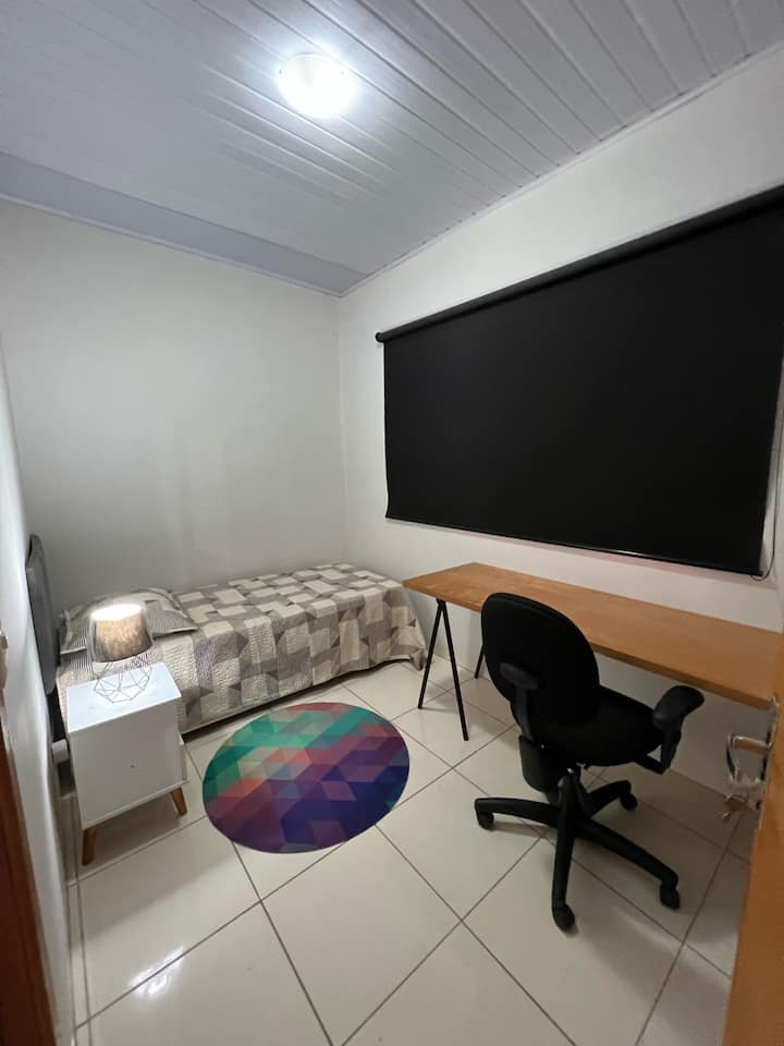 Chumba cha kulala na ofisi. Kitanda kimoja na kiti. Blackout blinds.