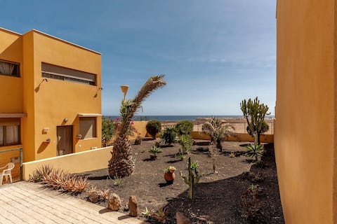 Cozy two bedroom duplex with patio and aircon !