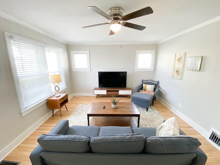 Stylish Craftsman • Deck + Grill • Sleeps 7 - Saint Joseph, MO
