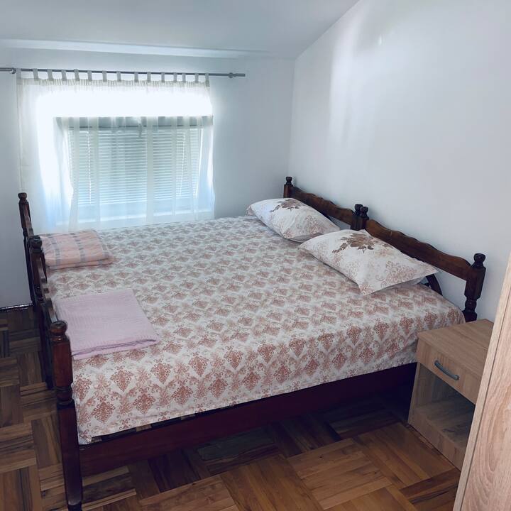 Спалната соба има брачен кревет (широк 180-220 см).