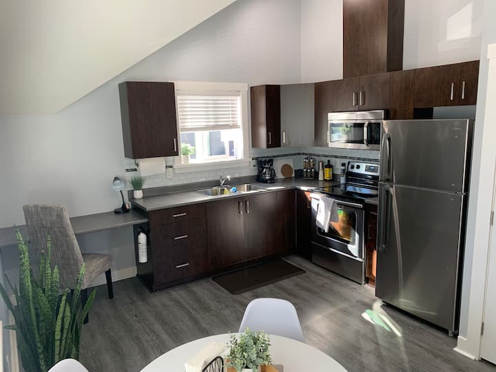 Westhills Guest House, Detached with a portable AC Houses for Rent in